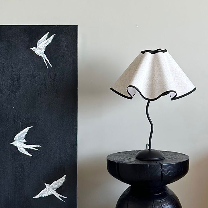 Zeitgenössische kreative Stoffblütenblatt-Lampe mit gebogenem Eisenfuß, 1-Licht Tischlampe für das Schlafzimmer 