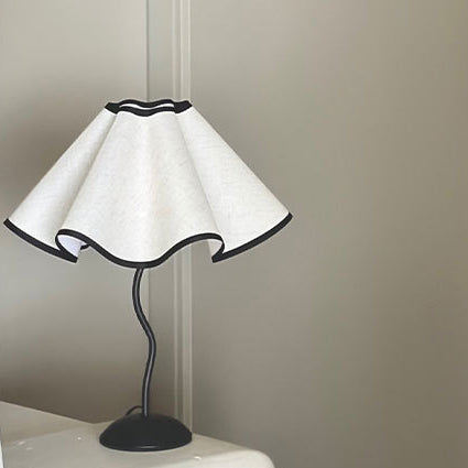 Zeitgenössische kreative Stoffblütenblatt-Lampe mit gebogenem Eisenfuß, 1-Licht Tischlampe für das Schlafzimmer 
