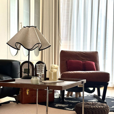 Zeitgenössische kreative Stoffblütenblatt-Lampe mit gebogenem Eisenfuß, 1-Licht Tischlampe für das Schlafzimmer 