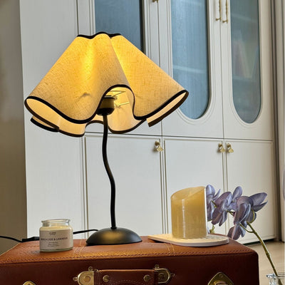 Zeitgenössische kreative Stoffblütenblatt-Lampe mit gebogenem Eisenfuß, 1-Licht Tischlampe für das Schlafzimmer 