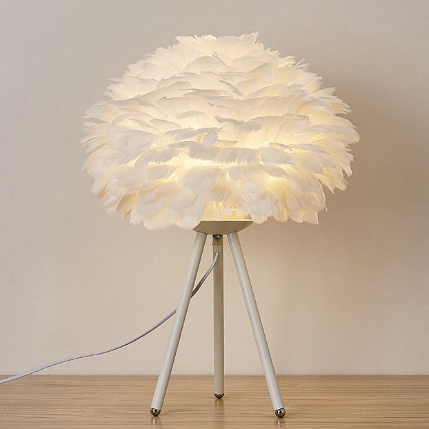 Lámpara de mesa de 1 luz con trípode de hardware y pantalla esférica de plumas francesa tradicional para dormitorio 
