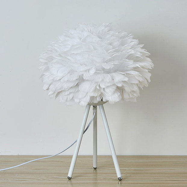 Lámpara de mesa de 1 luz con trípode de hardware y pantalla esférica de plumas francesa tradicional para dormitorio 