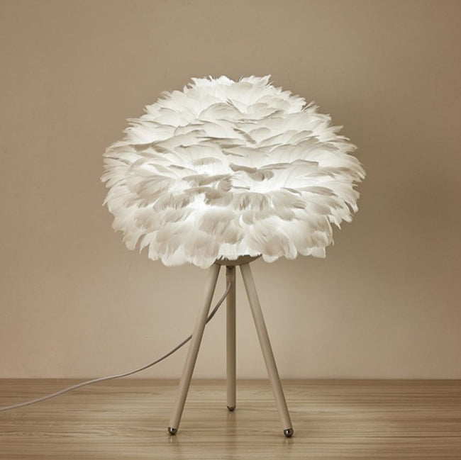 Lámpara de mesa de 1 luz con trípode de hardware y pantalla esférica de plumas francesa tradicional para dormitorio 