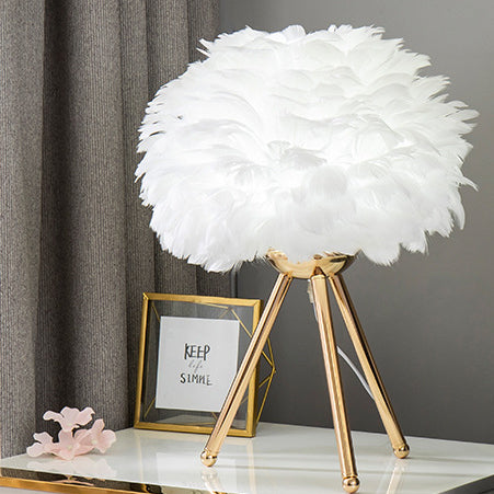 Lámpara de mesa de 1 luz con trípode de hardware y pantalla esférica de plumas francesa tradicional para dormitorio 