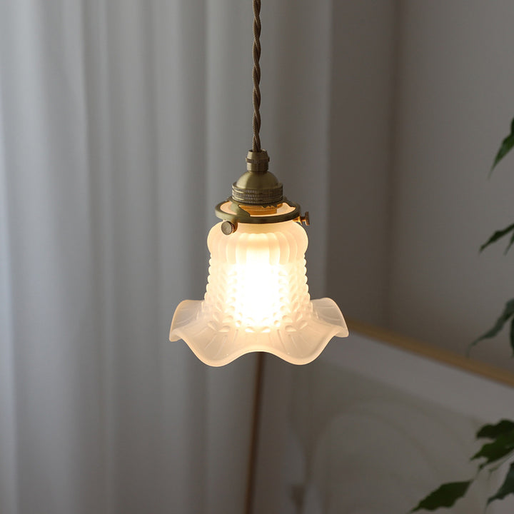 Pantalla de vidrio de flor de latón francés tradicional Lámpara colgante de 1 luz para dormitorio 