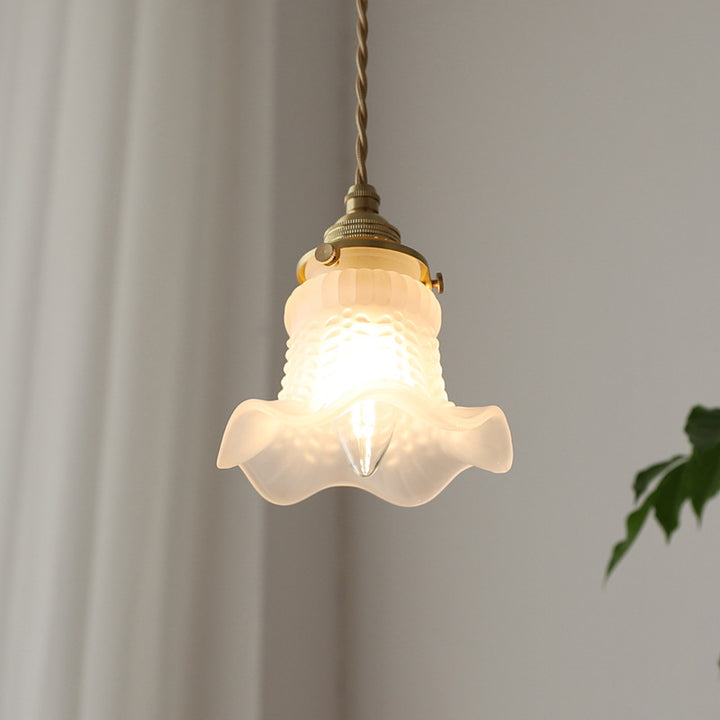 Pantalla de vidrio de flor de latón francés tradicional Lámpara colgante de 1 luz para dormitorio 