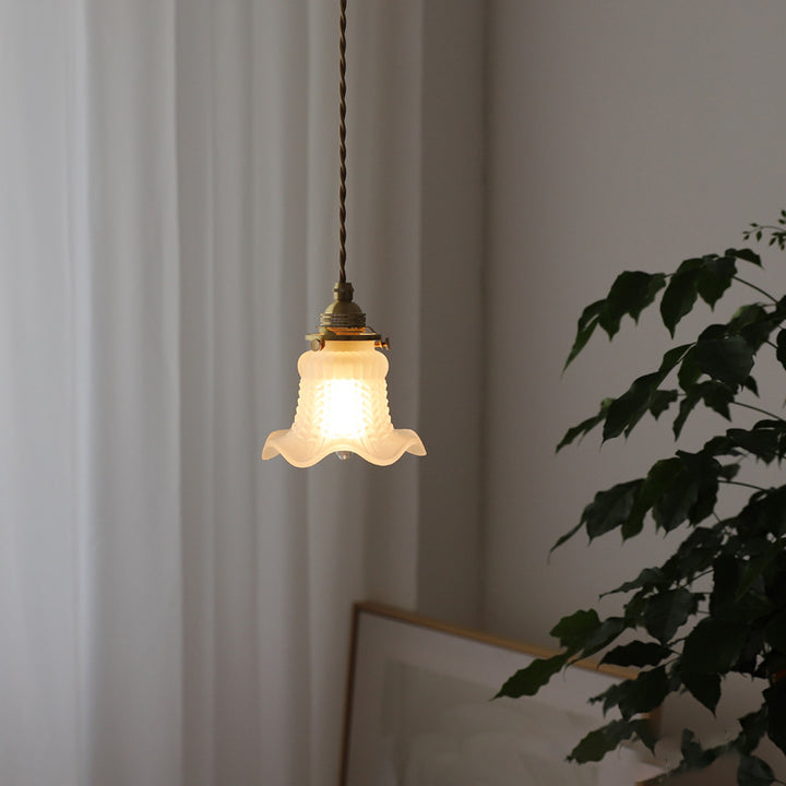 Pantalla de vidrio de flor de latón francés tradicional Lámpara colgante de 1 luz para dormitorio 