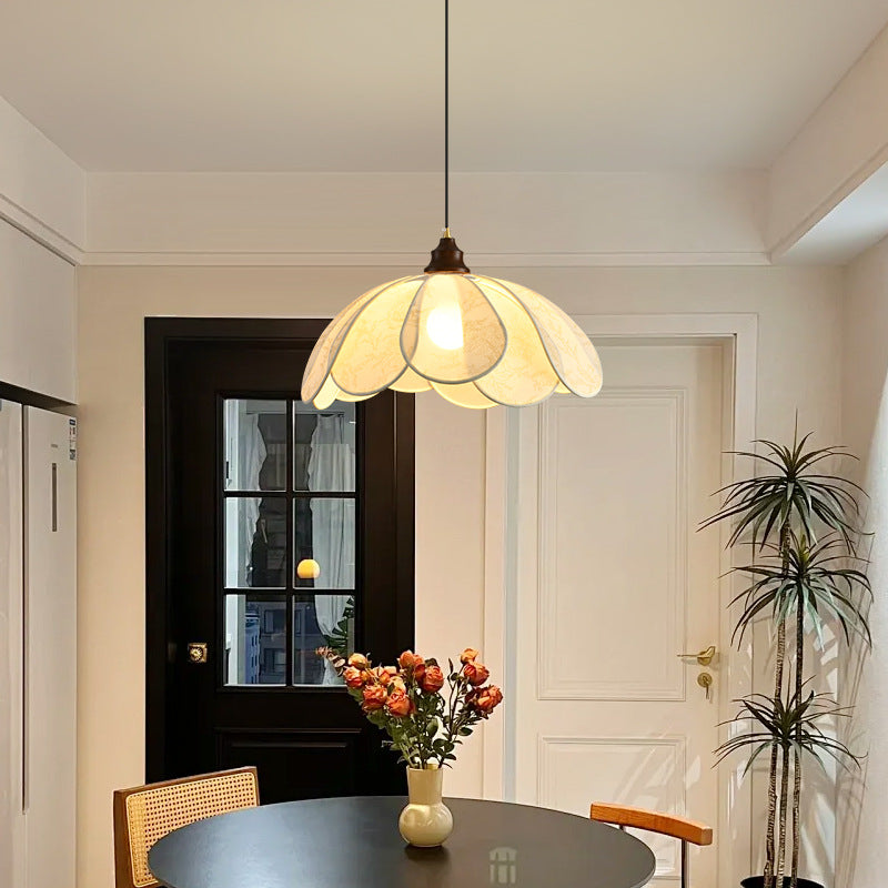 Traditionelle französische Petal-Stoffschirm-Hardware 1-Licht-Pendelleuchte für Esszimmer 