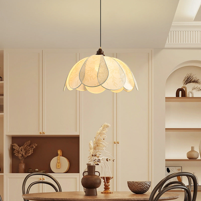 Traditionelle französische Petal-Stoffschirm-Hardware 1-Licht-Pendelleuchte für Esszimmer 