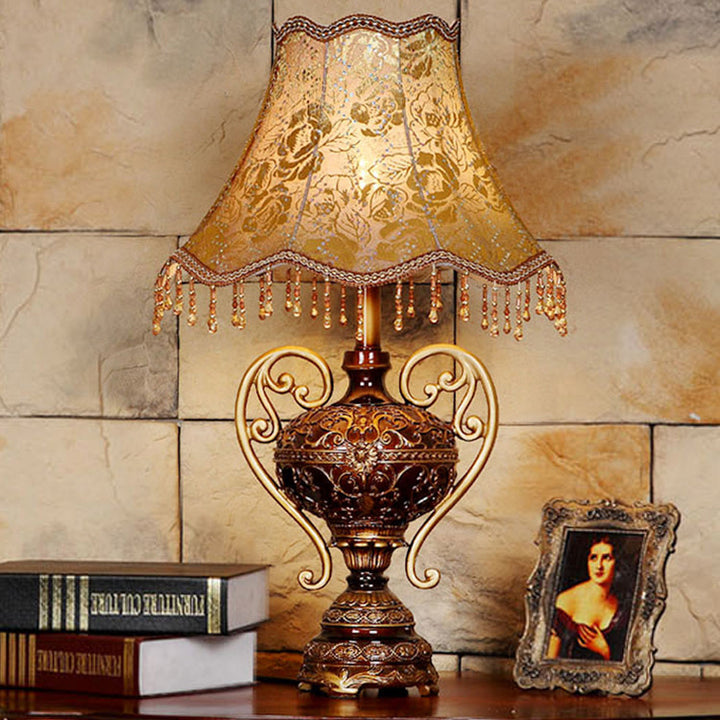 Lampe de table 1 lumière avec abat-jour en dentelle de palais européen traditionnel, base en résine sculptée et frange pour étude 
