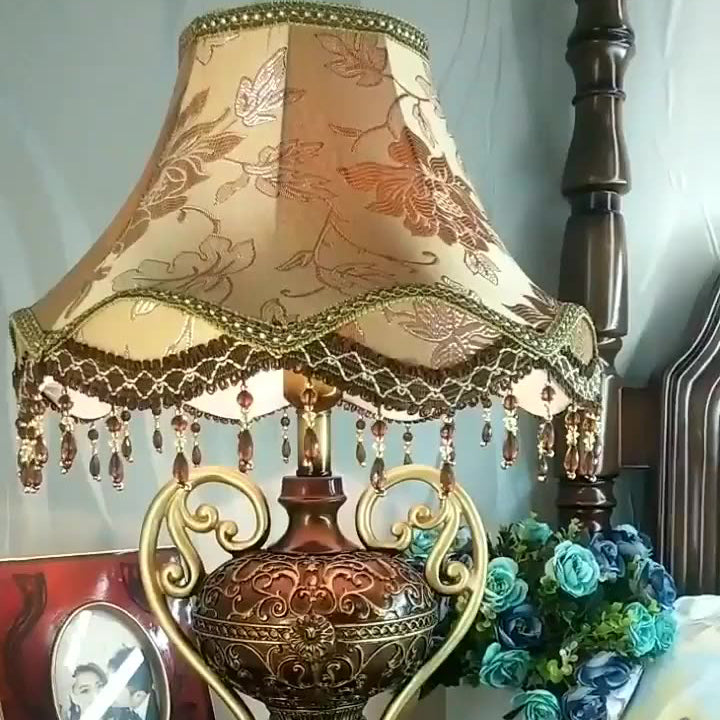 Lampe de table 1 lumière avec abat-jour en dentelle de palais européen traditionnel, base en résine sculptée et frange pour étude 
