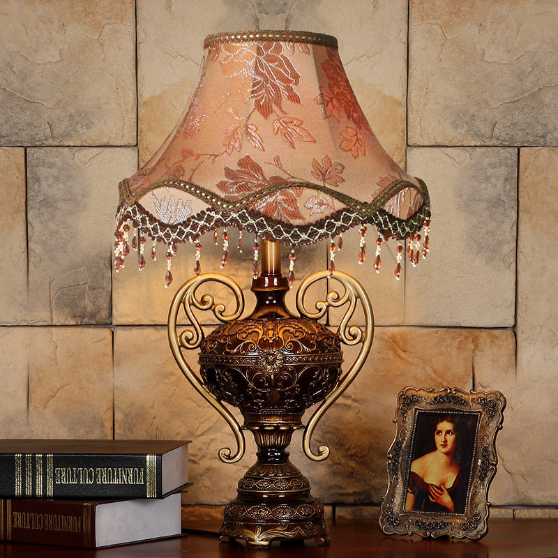 Lampe de table 1 lumière avec abat-jour en dentelle de palais européen traditionnel, base en résine sculptée et frange pour étude 
