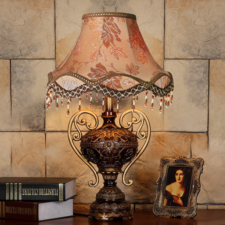 Lampe de table 1 lumière avec abat-jour en dentelle de palais européen traditionnel, base en résine sculptée et frange pour étude 