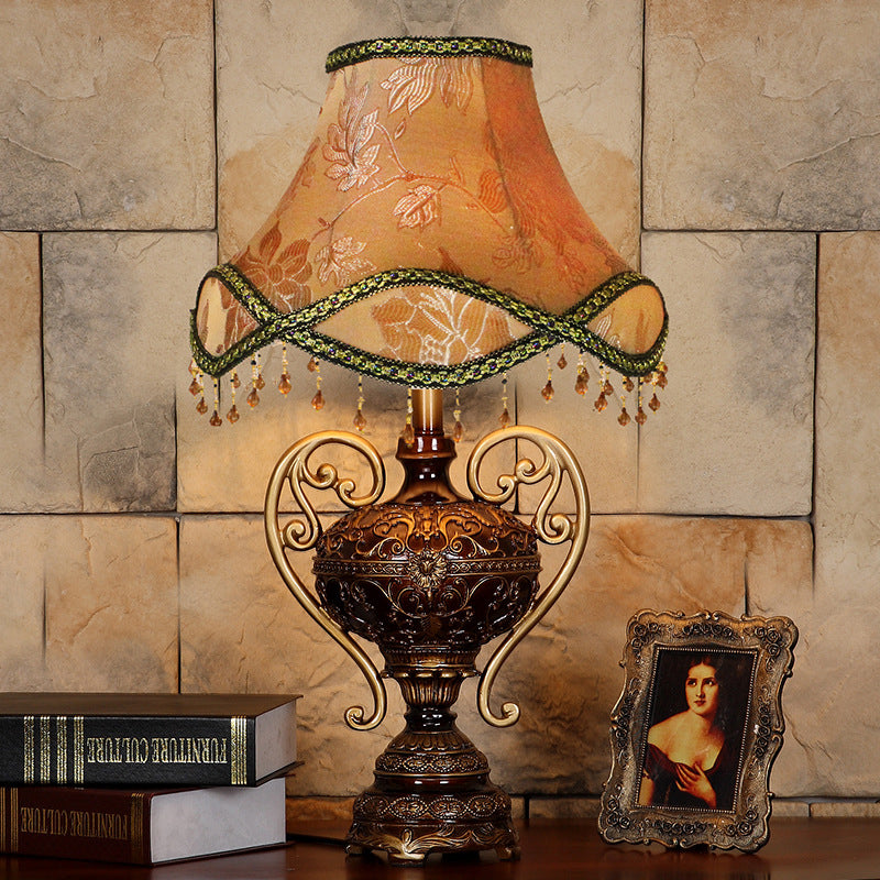 Lampe de table 1 lumière avec abat-jour en dentelle de palais européen traditionnel, base en résine sculptée et frange pour étude 