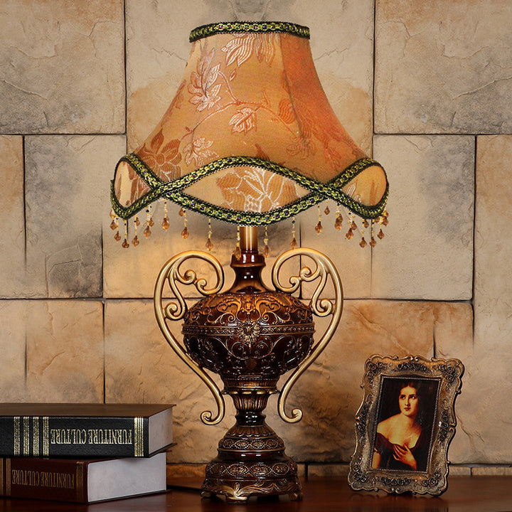 Lampe de table 1 lumière avec abat-jour en dentelle de palais européen traditionnel, base en résine sculptée et frange pour étude 
