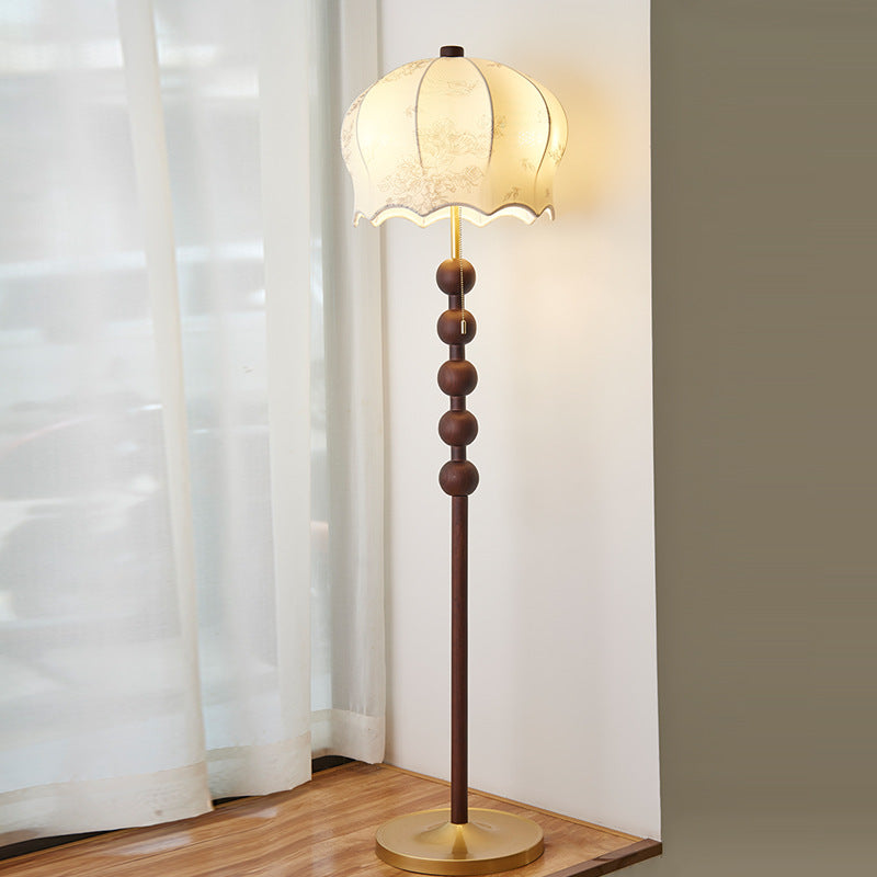 Traditionelle Vintage-Blumenmuster-Stoffschirm Holz Eisenstange 3-Licht Stehende Stehlampe für das Studium 