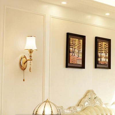 Applique murale 1 lumière en alliage de zinc de luxe contemporain avec abat-jour en verre incurvé pour salle à manger 
