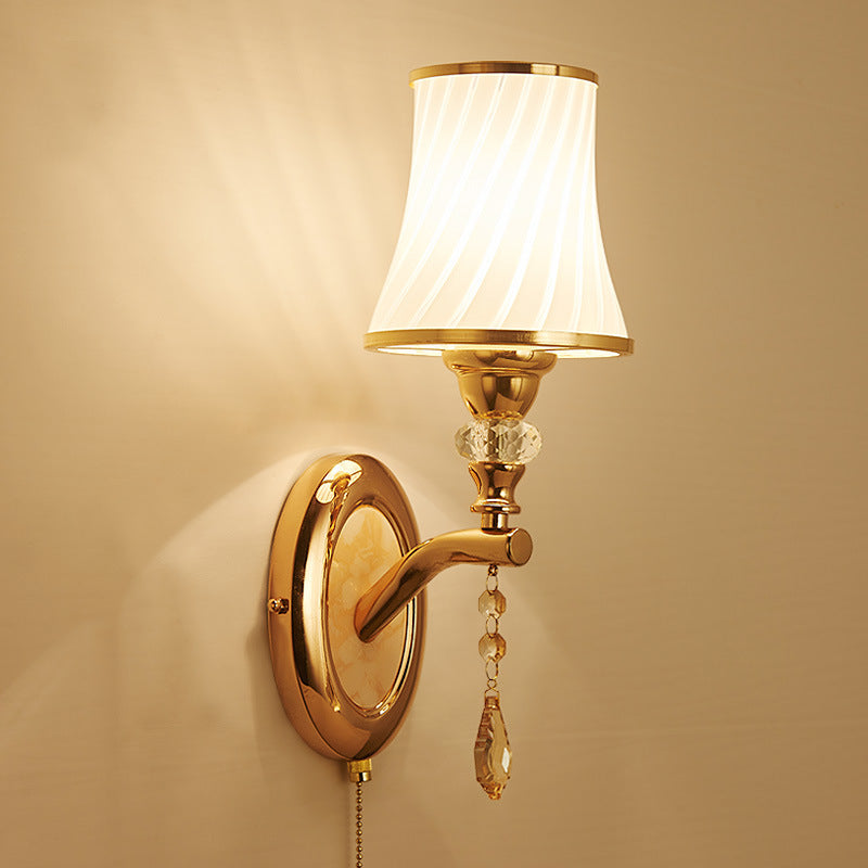 Applique murale 1 lumière en alliage de zinc de luxe contemporain avec abat-jour en verre incurvé pour salle à manger 