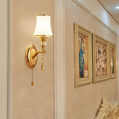 Applique murale 1 lumière en alliage de zinc de luxe contemporain avec abat-jour en verre incurvé pour salle à manger 
