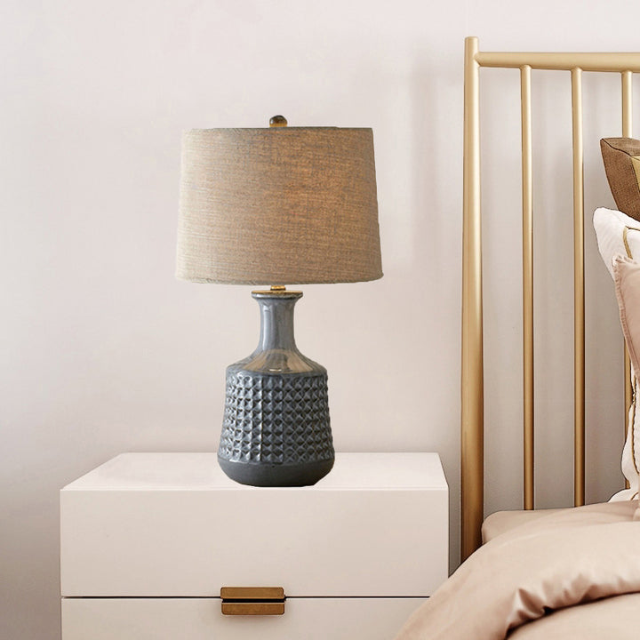 Traditionelle Bauernhausstoff-Kegel-Schirm Keramikvase Basis 1-Licht Tischlampe für das Schlafzimmer 