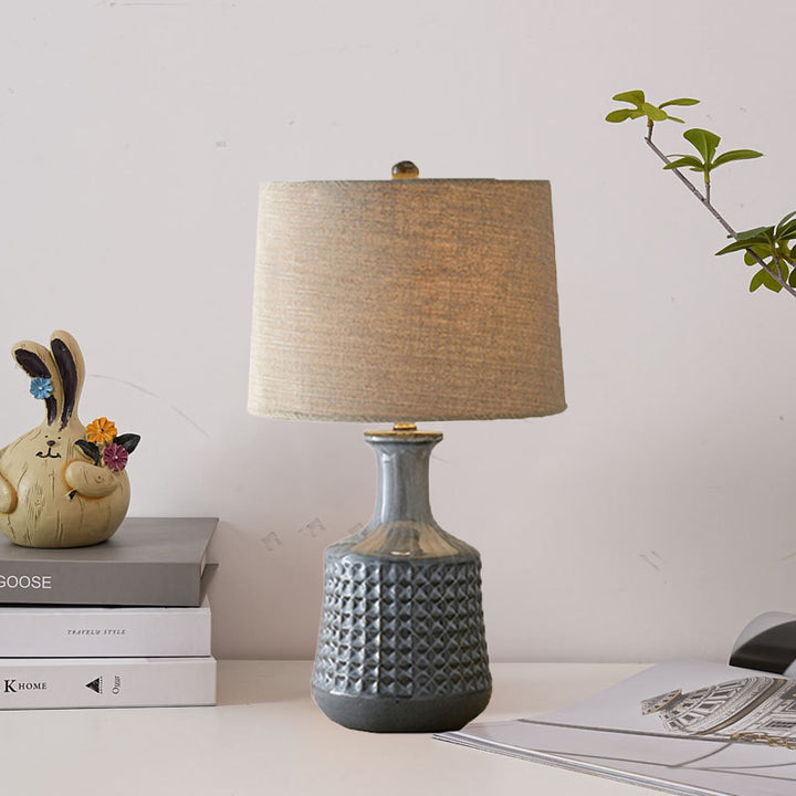 Traditionelle Bauernhausstoff-Kegel-Schirm Keramikvase Basis 1-Licht Tischlampe für das Schlafzimmer 