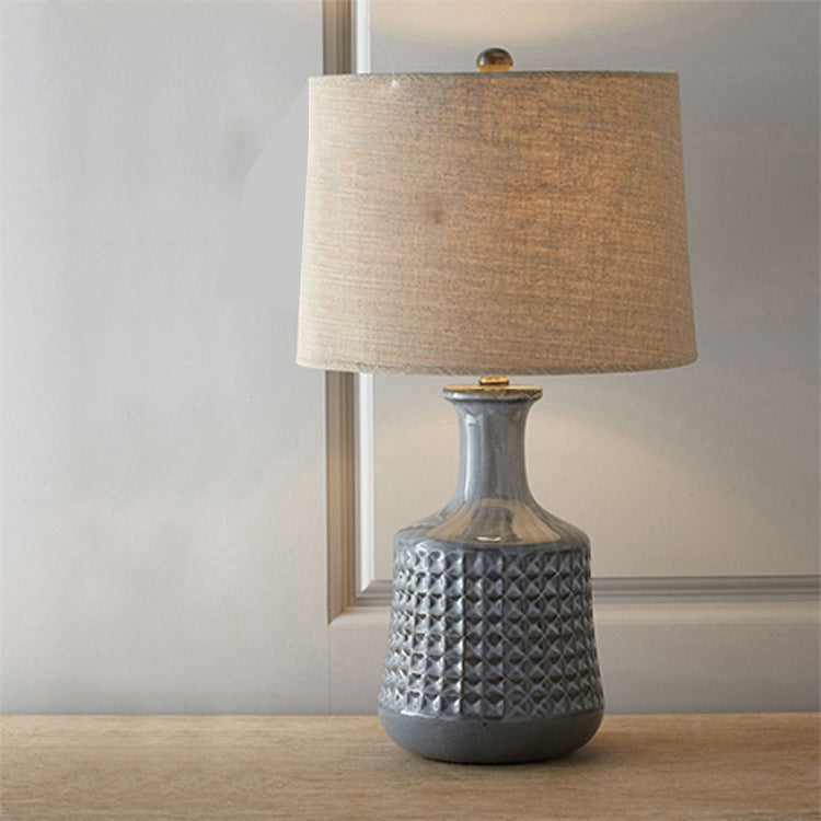 Traditionelle Bauernhausstoff-Kegel-Schirm Keramikvase Basis 1-Licht Tischlampe für das Schlafzimmer 