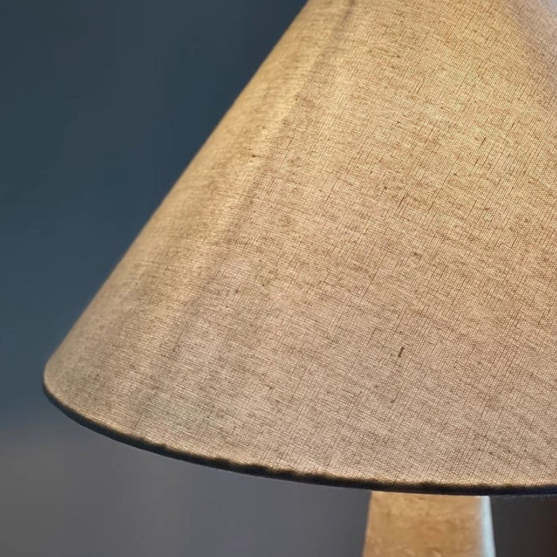 Lampe de table 1 lumière pour étude avec abat-jour conique en tissu japonais traditionnel et base en travertin jaune 