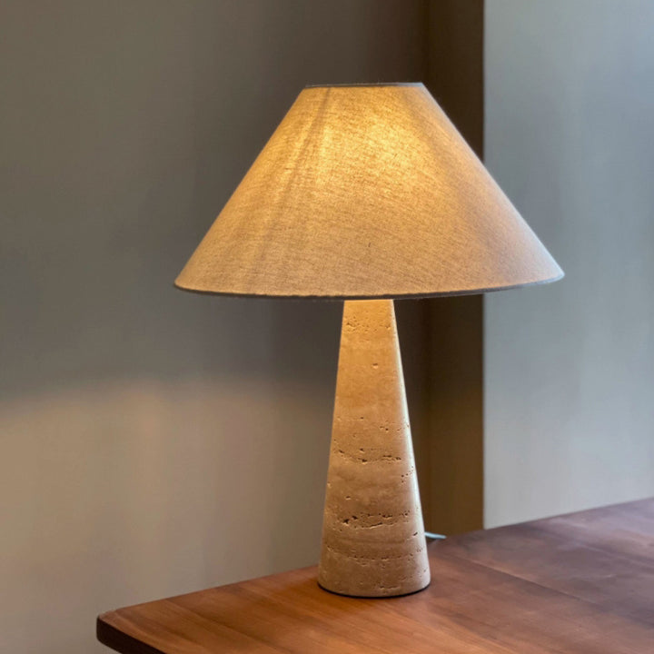 Lampe de table 1 lumière pour étude avec abat-jour conique en tissu japonais traditionnel et base en travertin jaune 