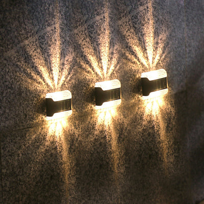 Applique murale extérieure LED rectangulaire en ABS solaire industrielle contemporaine avec éclairage vers le haut et vers le bas pour jardin 