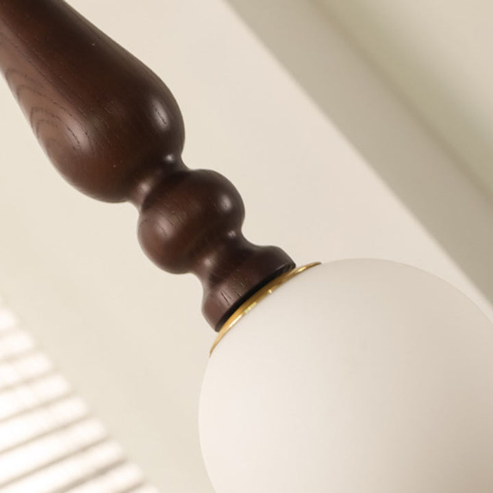 Applique murale 1 lumière en bois de frêne traditionnel français avec abat-jour en verre boule pour chambre 