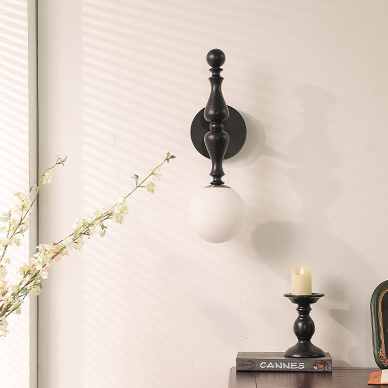 Applique murale 1 lumière en bois de frêne traditionnel français avec abat-jour en verre boule pour chambre 