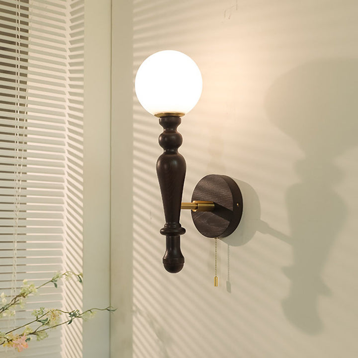 Aplique de pared de 1 luz con pantalla de bola de vidrio y varilla de madera de fresno francesa tradicional para dormitorio 