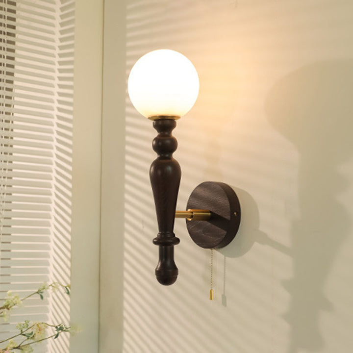 Applique murale 1 lumière en bois de frêne traditionnel français avec abat-jour en verre boule pour chambre 