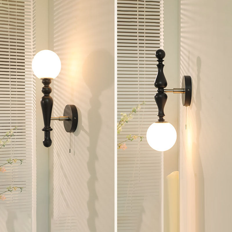 Applique murale 1 lumière en bois de frêne traditionnel français avec abat-jour en verre boule pour chambre 