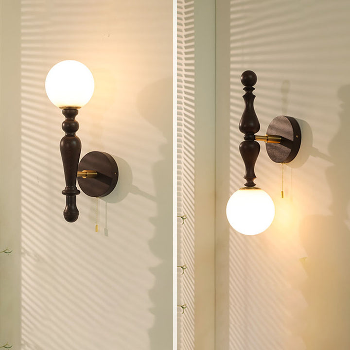 Applique murale 1 lumière en bois de frêne traditionnel français avec abat-jour en verre boule pour chambre 