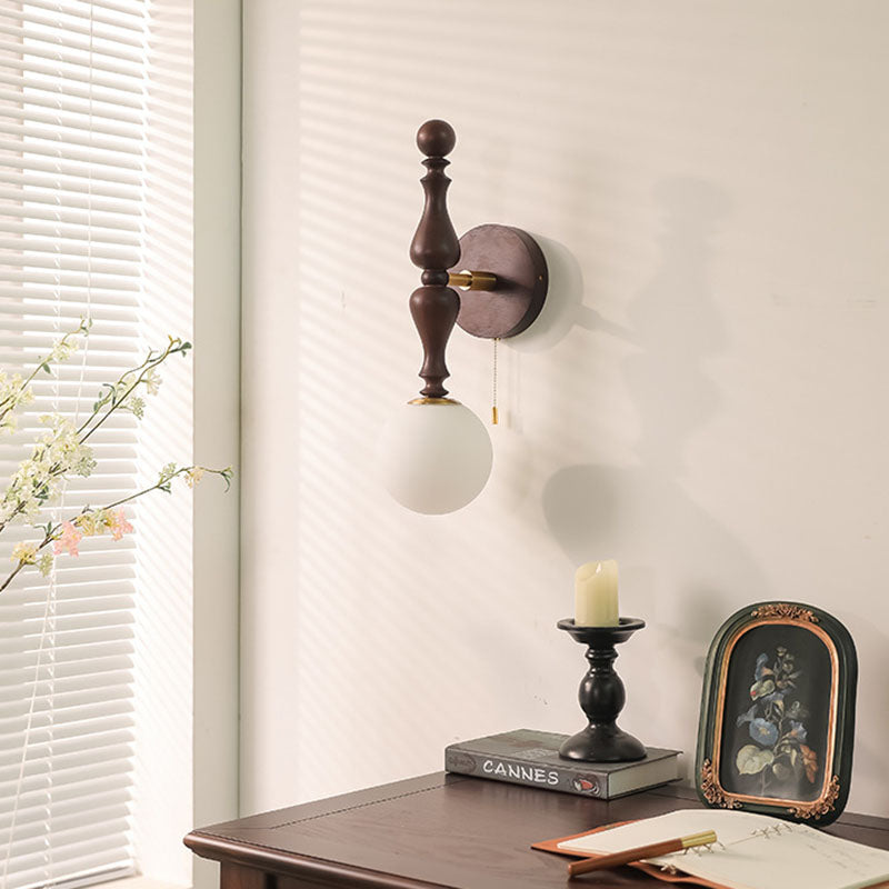 Applique murale 1 lumière en bois de frêne traditionnel français avec abat-jour en verre boule pour chambre 