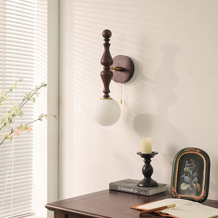 Applique murale 1 lumière en bois de frêne traditionnel français avec abat-jour en verre boule pour chambre 