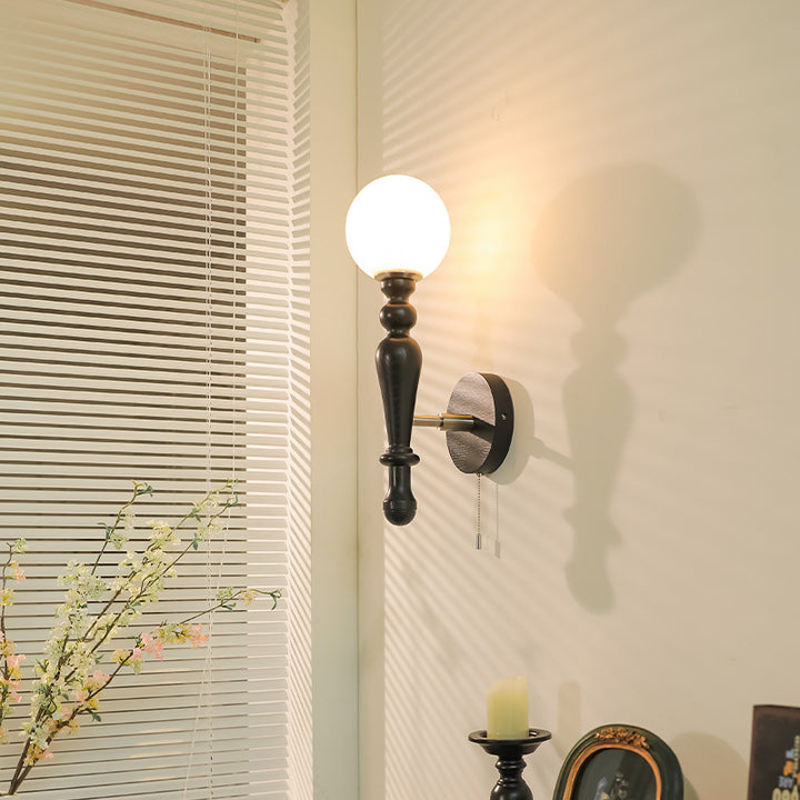 Aplique de pared de 1 luz con pantalla de bola de vidrio y varilla de madera de fresno francesa tradicional para dormitorio 