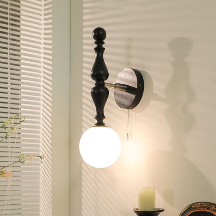 Applique murale 1 lumière en bois de frêne traditionnel français avec abat-jour en verre boule pour chambre 