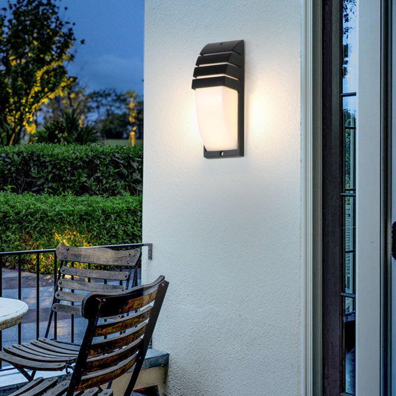 مصباح حائط خارجي مقاوم للماء LED بإحساس جسم الإنسان من الألومنيوم والأكريليك بتصميم بسيط ومعاصر لقوس للحديقة 