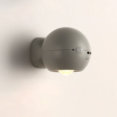 مصباح حائط معاصر على شكل كرة ABS نورديك مع شحن USB وإضاءة LED مغناطيسية لغرفة النوم 