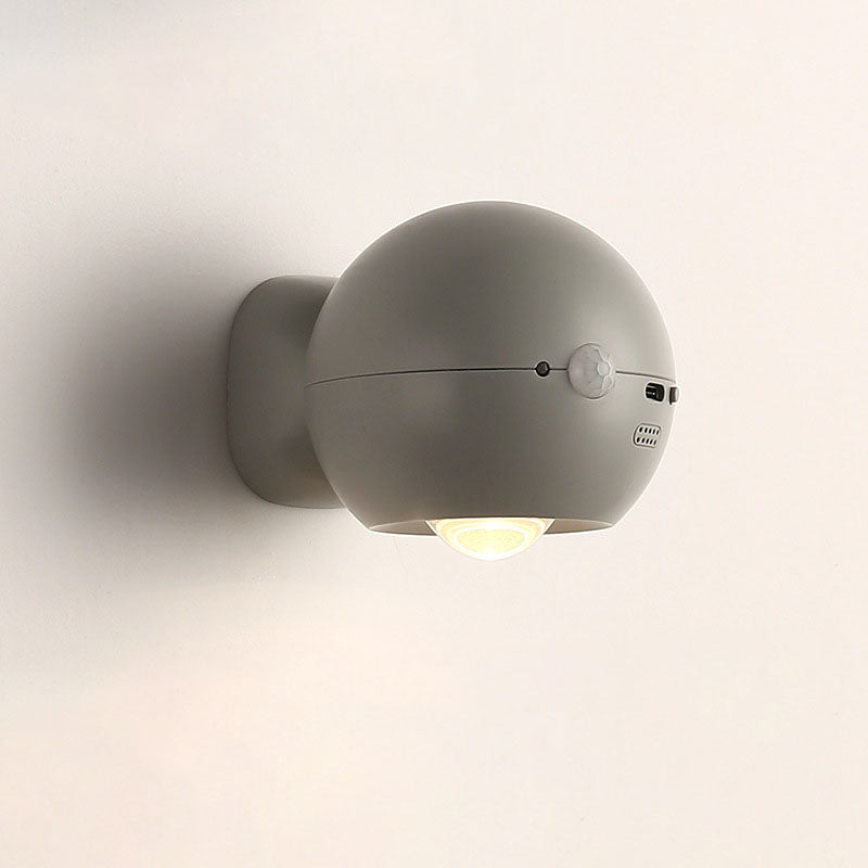 مصباح حائط معاصر على شكل كرة ABS نورديك مع شحن USB وإضاءة LED مغناطيسية لغرفة النوم 