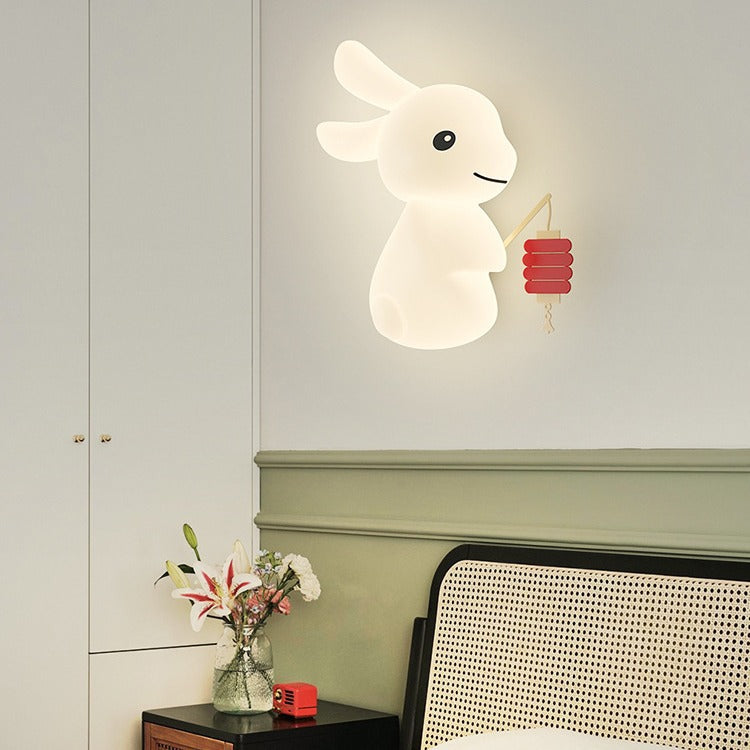 Zeitgenössische kreative Tierkaninchen-Karotten-PE-Eisen-LED-Wandleuchte für das Wohnzimmer 