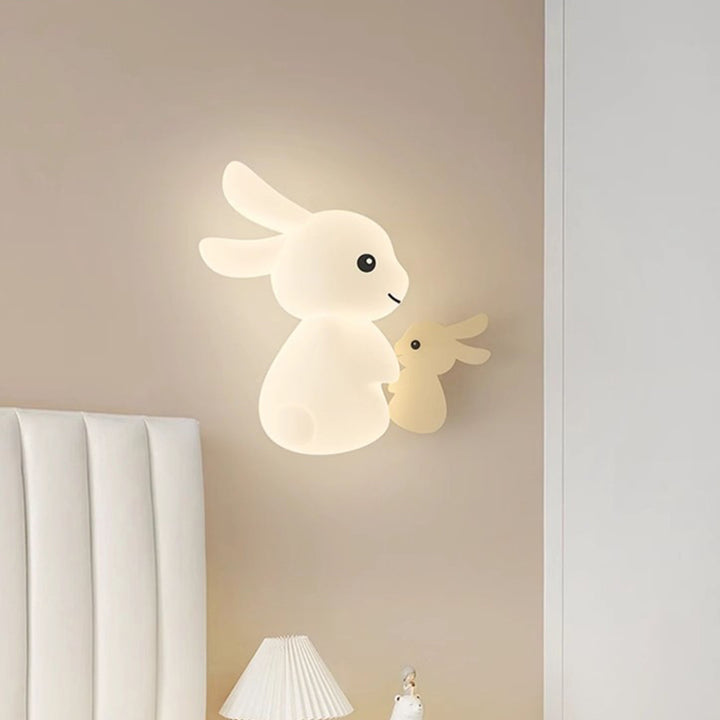 Zeitgenössische kreative Tierkaninchen-Karotten-PE-Eisen-LED-Wandleuchte für das Wohnzimmer 