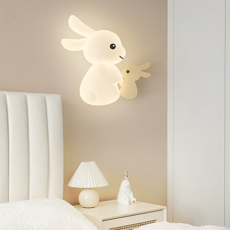 Zeitgenössische kreative Tierkaninchen-Karotten-PE-Eisen-LED-Wandleuchte für das Wohnzimmer 