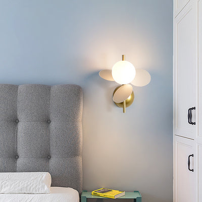 Zeitgenössische skandinavische Glasballschirm PVC-Scheibe 1-Licht Wandleuchte für Esszimmer 