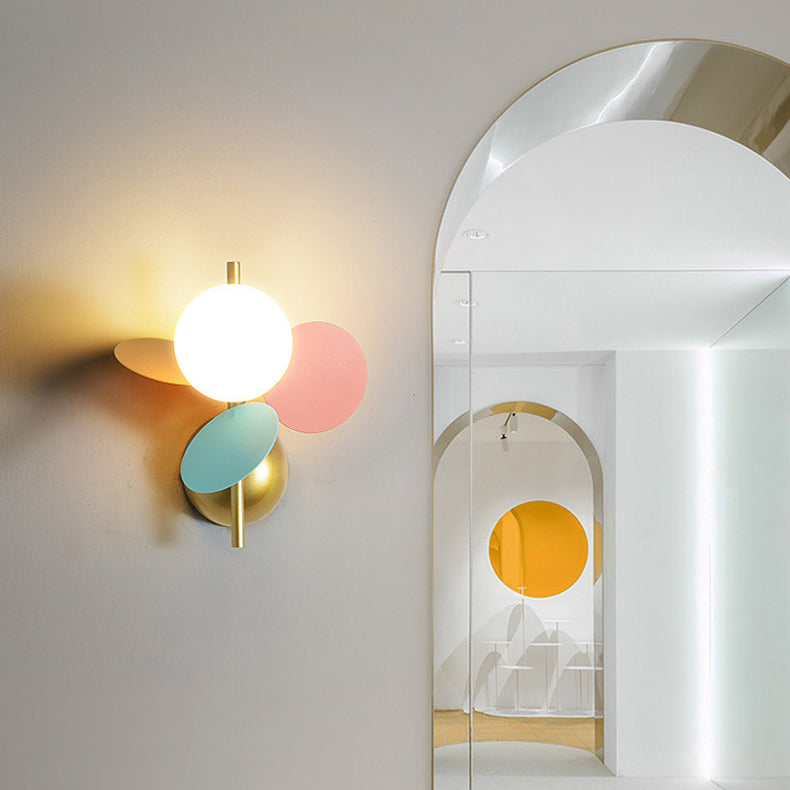 Zeitgenössische skandinavische Glasballschirm PVC-Scheibe 1-Licht Wandleuchte für Esszimmer 