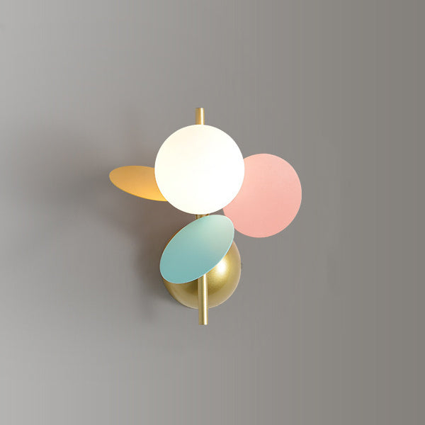 Zeitgenössische skandinavische Glasballschirm PVC-Scheibe 1-Licht Wandleuchte für Esszimmer 