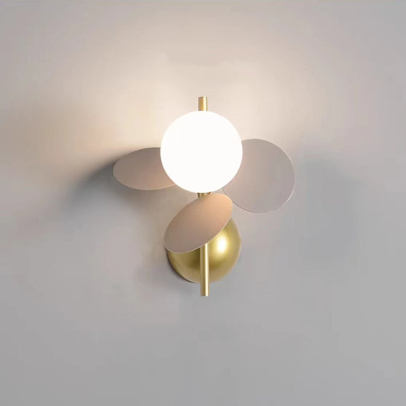 Zeitgenössische skandinavische Glasballschirm PVC-Scheibe 1-Licht Wandleuchte für Esszimmer 