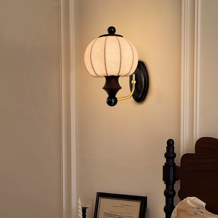 Zeitgenössische Retro-Seiden-Rundschirm-Massivholz-Eisen-LED-Wandleuchte für Esszimmer 